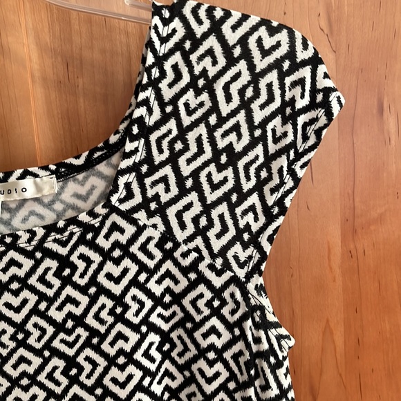 Max Studio B&W Tunic - Picture 2 of 3